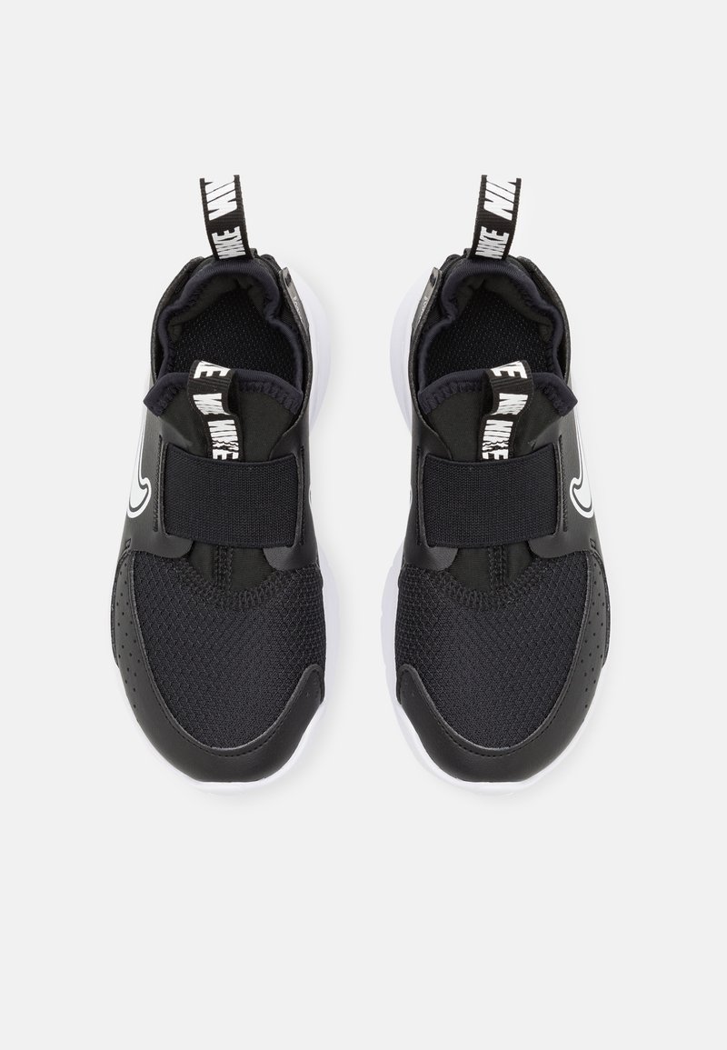 Zapatillas deportivas negras con parte superior de malla, cierre de banda elástica y suela blanca. Presenta un logo y tiradores para facilitar el uso.