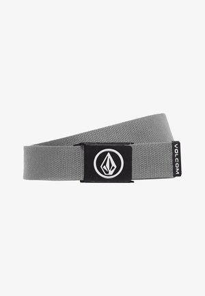 Cinto de tecido cinza com um acabamento texturizado, apresentando uma fivela de metal preta com um logotipo. O design inclui uma pequena etiqueta com a inscrição "VOLCOM".