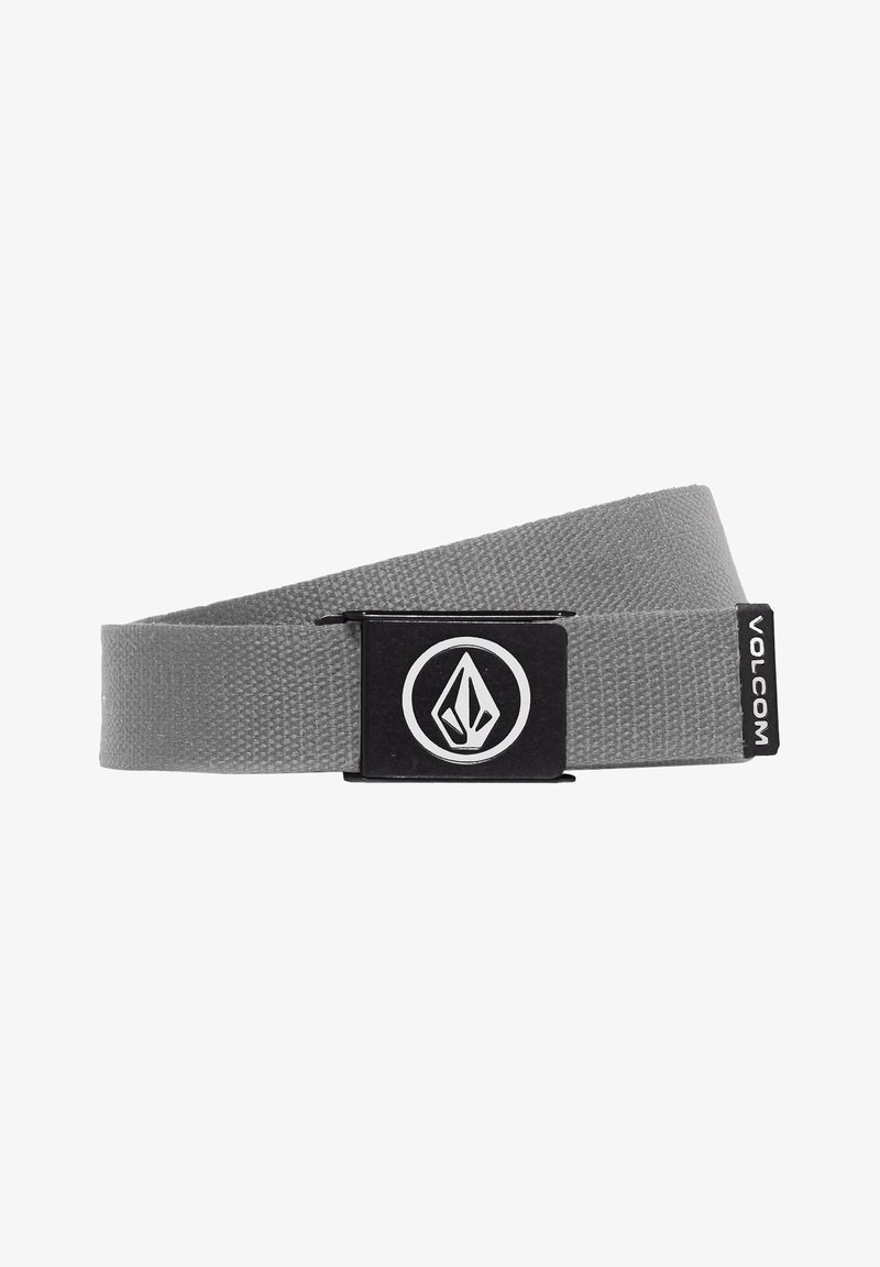 Ceinture en tissu gris avec une finition texturée, dotée d'une boucle en métal noir portant un logo. Le design comprend une petite étiquette avec l'inscription "VOLCOM."