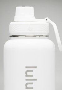 Sticlă de apă izolată albă cu un capac texturat cu șurub și o mână pliabilă pe un fundal gri simplu.