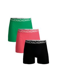 Trīs bokseru šortus pāri: zaļi, rozā un melni. Katram ir m�īksta josta ar baltiem burtiem "MUCHACHOMALO" un gluda tekstūra.