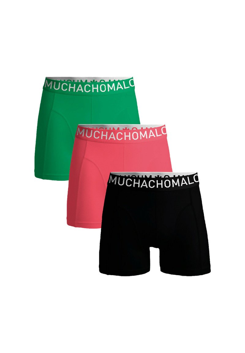 Trīs bokseru šortus pāri: zaļi, rozā un melni. Katram ir mīksta josta ar baltiem burtiem "MUCHACHOMALO" un gluda tekstūra.
