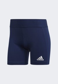 Námornícky modré atletické šortky vyrobené z elastického materiálu. Majú široký pás a biele logo Adidas v ľavom dolnom rohu.