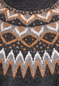 Pull en maille gris foncé avec un empiècement en motif présentant des designs géométriques en marron, blanc et gris clair. Texture douce, col haut.