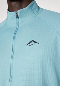 Nike Performance TRAIL MIDLAYER  - Ilgarankovis viršutinės dalies drabužis - denim turqoise/black