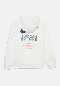 Hanorac alb cu logo-ul Nike în formă de swoosh de culoare neagră. Prezintă textul "SWOOSH BY NIKE" și detalii de contact în roșu pe spate. Material moale, confortabil.