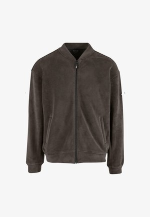 Brązowa bomberka z polaru z zapięciem na zamek, bocznymi kieszeniami i ściągaczami przy mankietach. Gładka tekstura i luźny fason; brak widocznych wzorów lub logotypów.