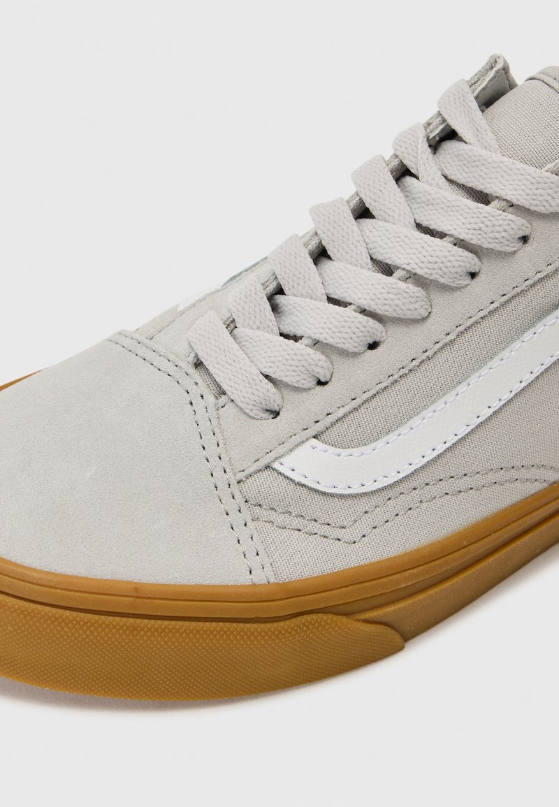 Graue Wildlederturnschuhe mit weißem Seitenstreifen, grauen Schnürsenkeln und Gummisohle. Mit Stickdetails auf dem Obermaterial und der Zehenkappe.