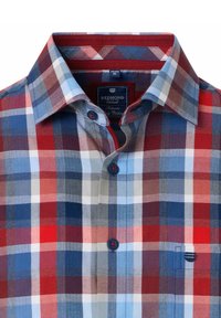 Rot-blau kariertes Hemd aus Baumwolle mit button-down Kragen, einer Brusttasche und einem Etikett mit dem Branding "REDMOND Casual".
