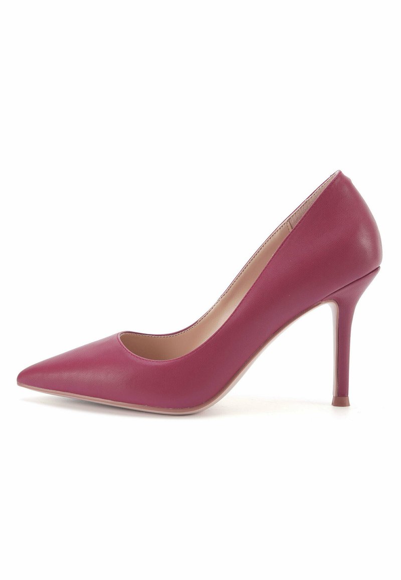 Scarpa con tacco alto a punta in pelle rosa fucsia. Caratterizzata da una texture liscia, un sottile tacco a stiletto e un design classico con un lato a taglio.