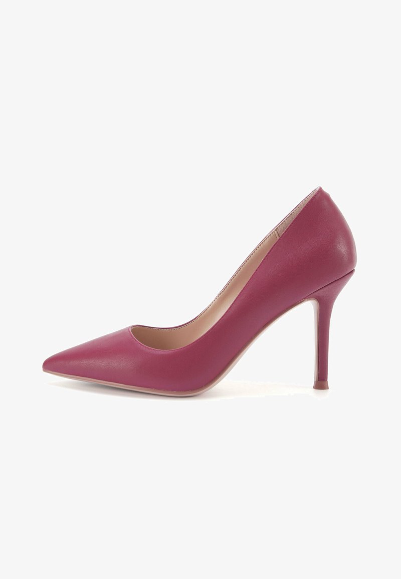 Chaussure à talon haut à bout pointu en cuir rose profond. Dotée d'une texture lisse, d'un talon aiguille élancé et d'un design classique avec une découpe sur le côté.