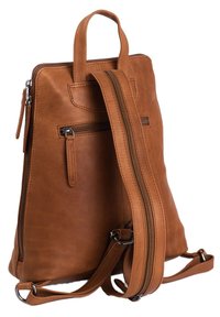 Ruskea nahkareppu, jossa on säädettävät hihnat, ylhäällä oleva kahva, useita vetoketjullisia taskuja ja sileä pinta. Kompakti suorakulmainen muoto.