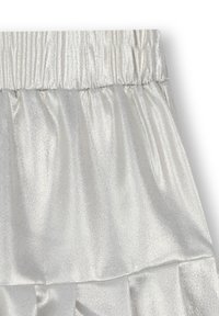 Jupe en satin argenté brillant avec une taille élastique et un design plissé, présentant une texture lisse et une silhouette fluide.