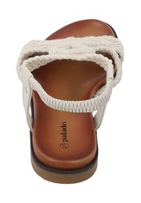 Weißes geflochtenes Riemchen-Sandale mit einem braunen gepolsterten Fußbett und einer schwarzen Sohle. Verfügt über eine glatte Textur und ein einfaches Design.