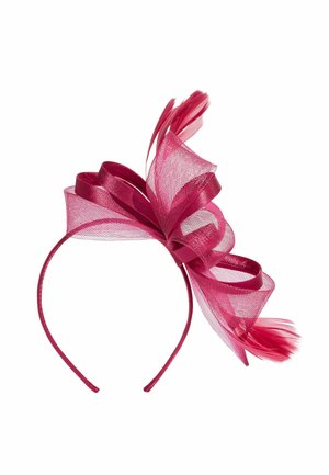 Bentiță roșie cu o fundă decorativă mare, realizată din plasă transparentă și panglică, accentuată cu detalii asemănătoare cu pene, pe un fundal alb.