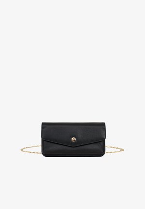Zwarte leren clutch met een gestructureerde afwerking. Beschikt over een gouden drukkn closures en een afneembare kettingriem voor veelzijdig dragen.
