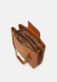 Borsa a tracolla marrone trapuntata realizzata in materiale sintetico, con manici a catena di tono dorato, tasche con zip e una fodera interna liscia.