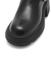 Czarne skórzane botki za kostkę z zaokrąglonym noskiem, grubą platformą i metalowym zapięciem po boku. Gładkie, błyszczące wykończenie.