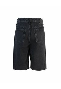 Shorts en denim noir à coupe droite, avec deux poches arrière et une taille à passants. Décoloration subtile dans la texture du tissu.