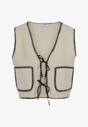 Chaleco de forro polar en blanco roto con un escote en V profundo, cierre frontal de lazo y dos bolsillos tipo parche, rematado con costuras de contraste en negro.