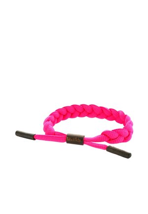 Helles pinkes geflochtenes Armband aus Kordel mit verstellbarem schwarzem Metallverschluss und schwarzen Endkappen auf weißem Hintergrund.
