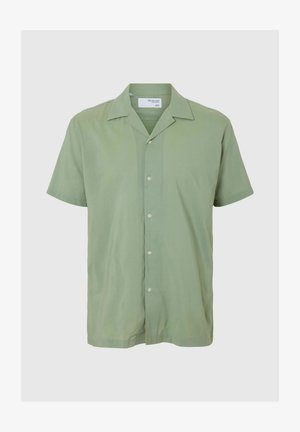 Košulja kratkih rukava svijetlo zelene boje s kragnom, sa dugmadi sprijeda i mekim, glatkim teksturom. Jednostavan dizajn bez uzoraka.