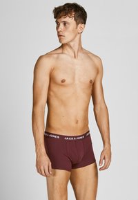 Bordeaux kleurige boxershorts met een zwarte tailleband met het 'JACK & JONES' logo. Gemaakt van katoen, met een aansluitend ontwerp en een gladde textuur.