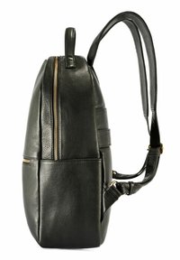 Czarny skórzany plecak o teksturowanej powierzchni, z kieszonką na zamek z przodu oraz regulowanymi, płaskimi paskami zapewniającymi wygodne noszenie.