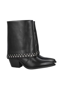 Botas de cuero negras hasta el tobillo con un diseño doblado, que cuentan con remaches circulares plateados en el puño y un tacón cuadrado, con una punta afilada.