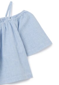 Top azzurro chiaro a spalle scoperte con scollo elastico arricciato e maniche corte, caratterizzato da un motivo a righe di larghezze variabili.