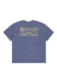 Korte mouwen, gewassen marineblauw katoen T-shirt met een grafische print met gestileerde tekst en een golfontwerp op de achterkant.