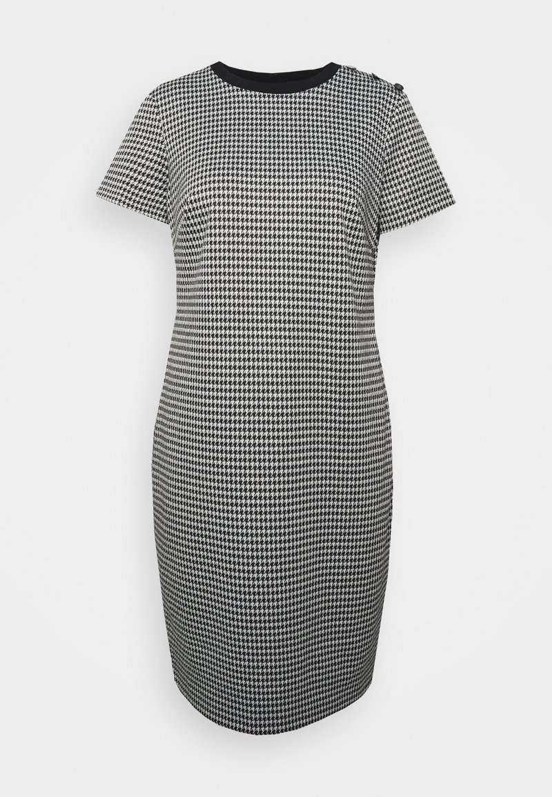Robe courte à manches courtes en pied-de-poule noir et blanc, longueur genoux, col rond noir et silhouette ajustée.