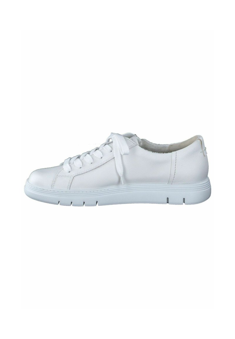 Zapatilla de piel blanca con textura suave, puntera redonda, cierre de cordones, plantilla acolchada y suela de goma flexible con ranuras horizontales.
