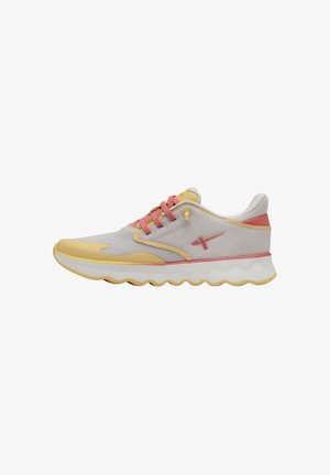 Zapatilla deportiva ligera con parte superior de malla en gris con acentos en amarillo y rosa, suela acolchada y dibujo de zigzag en contraste.