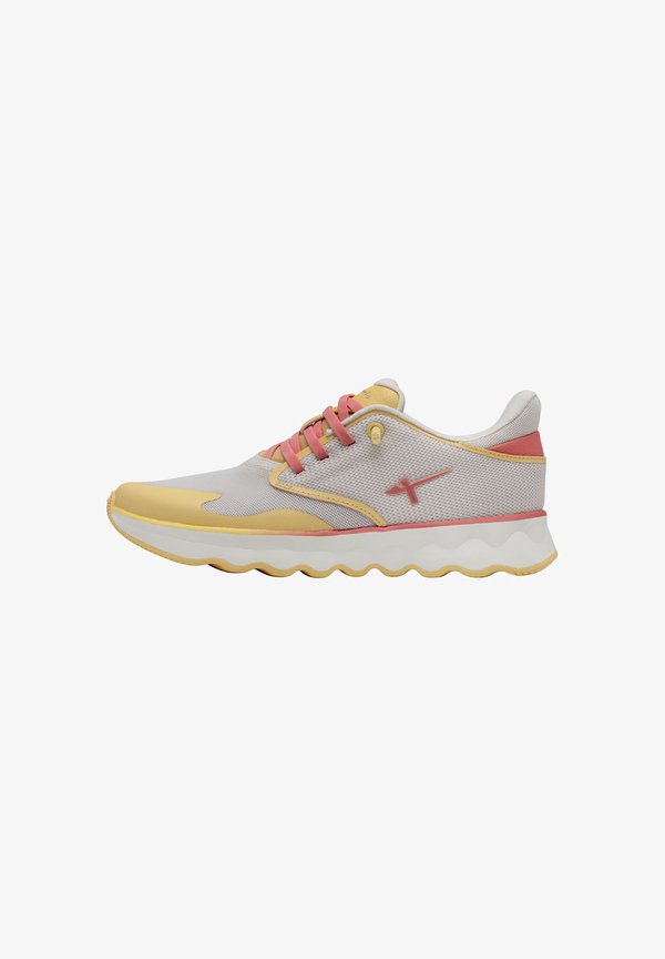 Trainers - peach comb
