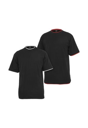 Deux t-shirts noirs à manches courtes avec col rond, l’un avec un liseré blanc et l’autre avec un liseré rouge sur le col, les manches et l’ourlet.