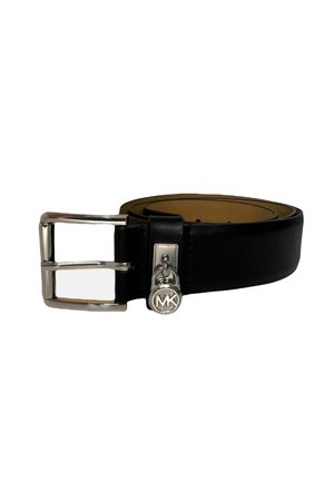 Ceinture en cuir noir avec boucle rectangulaire argentée et petit charm rond en argent gravé "MK" fixé près de la boucle.
