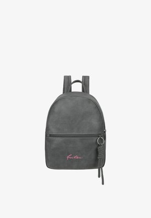 Grijze rugzak van nep leer met een afgeronde vorm, een handvat aan de bovenzijde, verstelbare bandjes, een voorvak met ritssluiting en een roze logo-accent.
