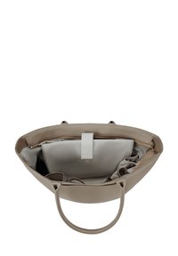 Beige leren handtas met dubbele handgrepen, met een gepolsterd laptopvak aan de binnenkant, een ritsvak en meerdere kleinere insteekvakjes.