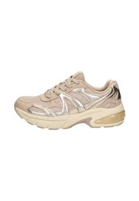 Atletiekschoen in beige met metallic zilveren accenten. Heeft een bovenwerk van mesh en synthetisch materiaal, vetersluiting en een gevoerde zool voor comfort.