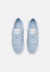 Baskets en toile bleu clair avec semelles en caoutchouc blanches, bout arrondi et lacets ton sur ton contrastés. Comprend des accents dorés et un détail de logo sur la languette.