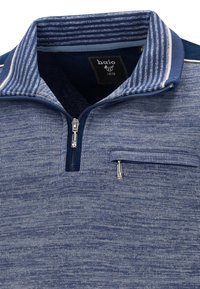 Blauer Reißverschluss-Pullover aus strukturiertem Stoff mit gestreiftem Kragen und einer kleinen Brusttasche. Verfügt über einen kontrastierenden navyfarbenen Reißverschluss und einen Ausschnitt.