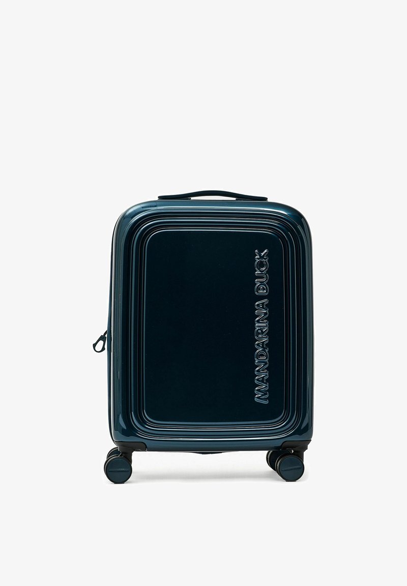Valise rigide bleu foncé avec quatre roues pivotantes et "MANDARINA DUCK" embossé verticalement sur le panneau avant.