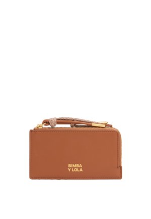 Cartera de cuero marrón con una textura suave, herrajes dorados y una correa trenzada. Presenta un cierre con cremallera y el nombre de la marca grabado en dorado.