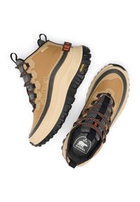 Bottes de randonnée imperméables de couleur beige avec une semelle noire robuste, des accents gris et des lacets multicolores. Logo Sorel visible sur le côté et la languette.