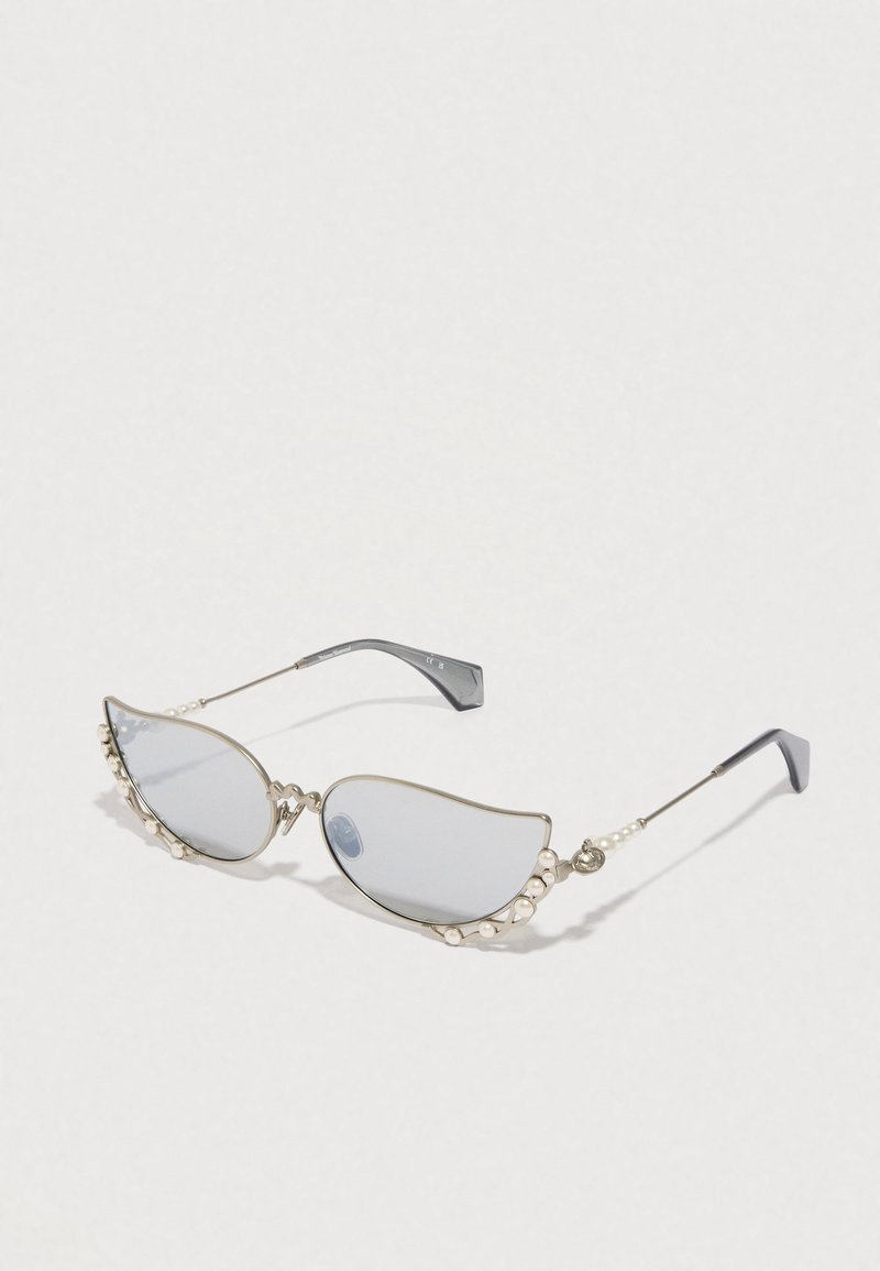 Óculos de sol estilo gato com armação prateada, lentes cinza claro e um destaque decorativo de pérola ao longo do topo. Braços finos com um design elegante.