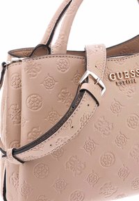 Borsa a tracolla in finta pelle beige con loghi in rilievo, design strutturato, doppio manico e tracolla removibile e regolabile.