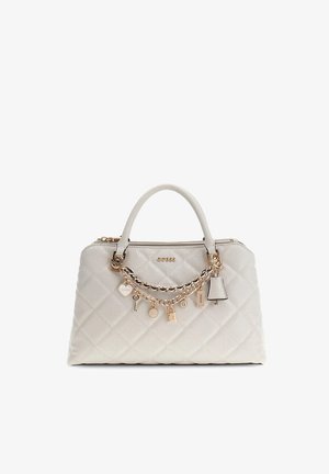 Borsa trapuntata color crema con doppi manici superiori, catena dorata e ciondoli tra cui cuore, chiave, lucchetto e campanella, logo Guess sul davanti.