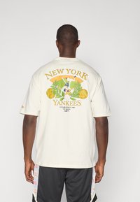 New Era - MLB NEW YORK YANKEES BASEBALL GRAPHIC TEE - Print T-shirt - offwhite Thumbnail Image 1