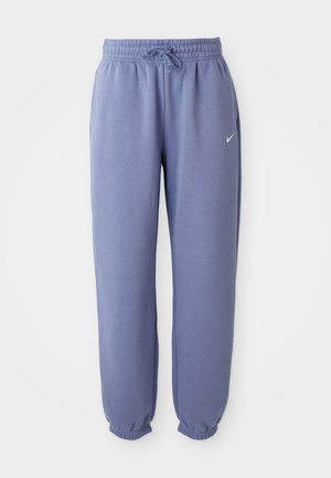 Nike tepláky v svetlom modrom prevedení s elastickým pásom na zaväzovanie, elastickými manžetami a malým bielym logom na ľavom stehne.